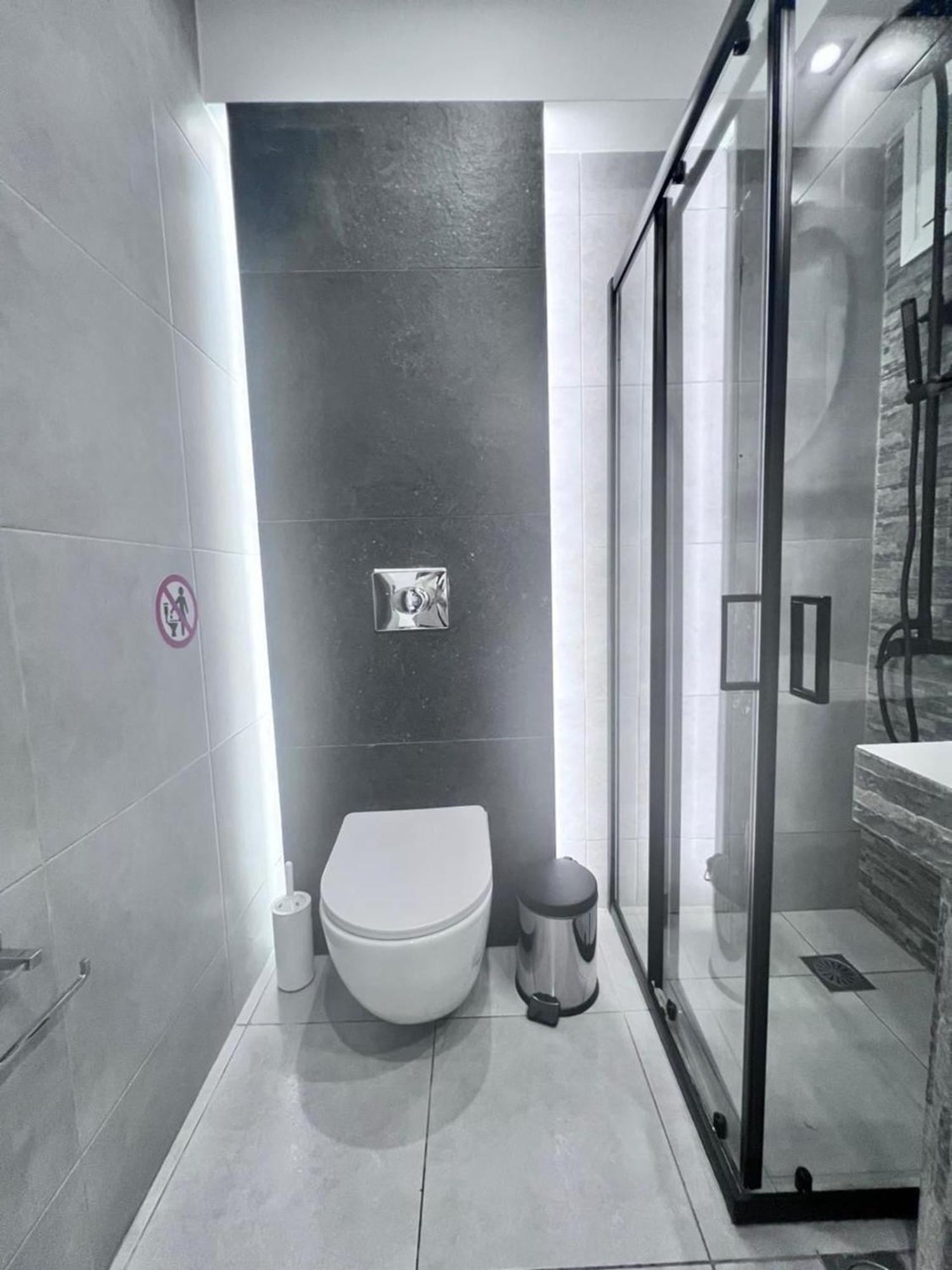 Purple- Lux Studio 2' From Metro Petralona Athens Exterior photo